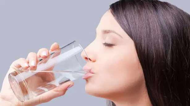 வெதுவெதுப்பான நீரை காலையில் பருகுவதால் இவ்வளவு நன்மைகளா?